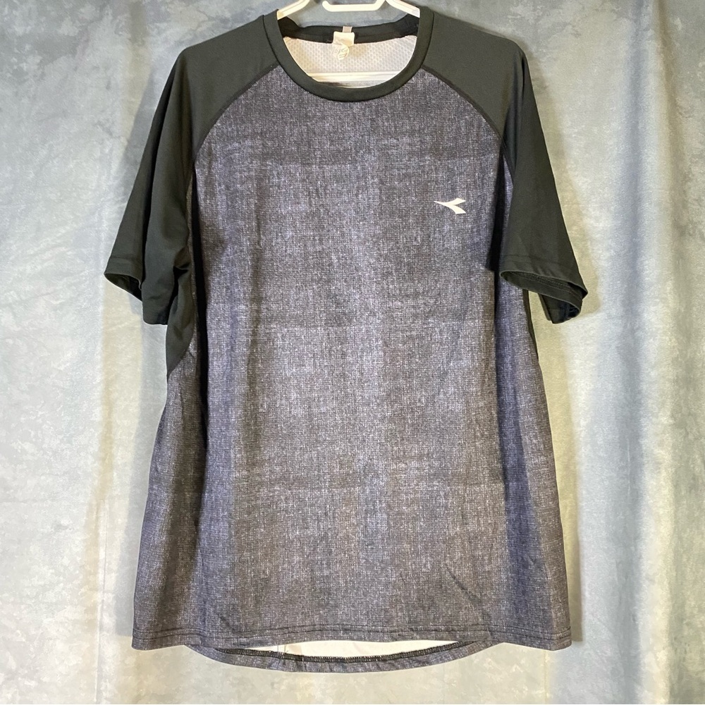 DIADORA Mens‎ Grey T-Shirt Top XL Activewear Zip Pocket Gym Workout Lightweight
